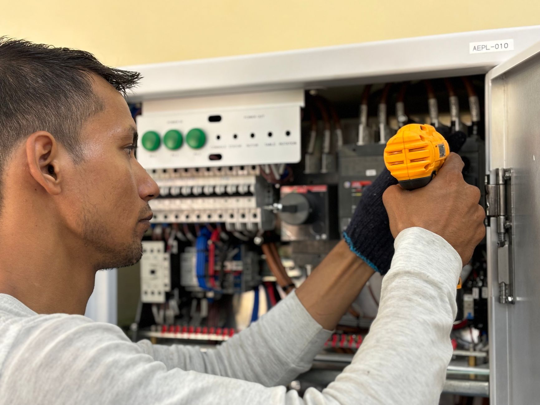Elektrikár zapája riadiacu jednotku pohonu brány